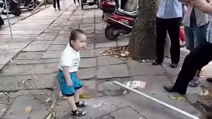 Bocah imut sekecil ini sudah tahu cara melindungi neneknya, benar-benar penuh kasih sayang!