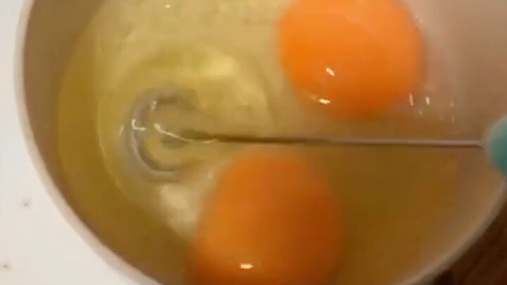 Video hài: Từ ngày mua máy đánh trứng, mẹ tôi còn nghi ngờ cả IQ của tôi nữa đấy!