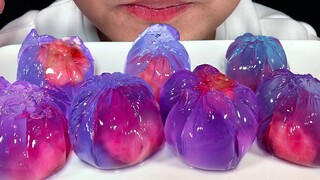 To eat glazed jello with fruit, listen to different chewing!