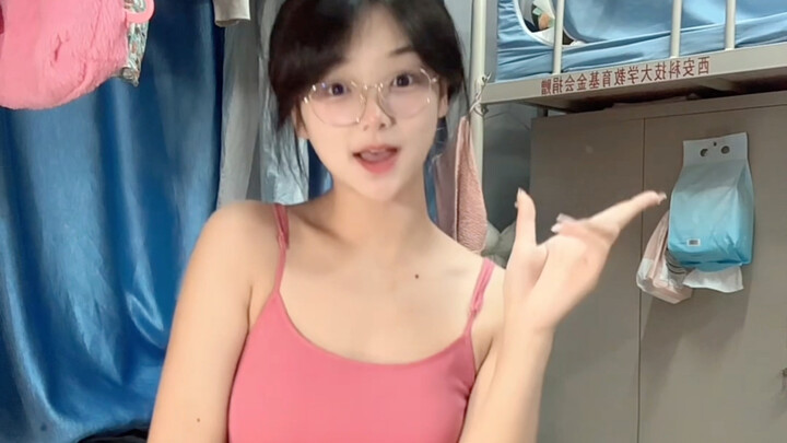 就这么水灵灵的偷走了我性感舍友的衣服～