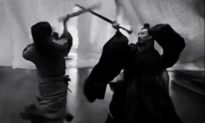 “Vung kiếm coi nhẹ sinh tử, một nụ cười hóa giải cõi u minh!”