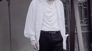 Một anh chàng cao ráo và đẹp trai ở phía trước! Anh chàng bắt chước Michael Jackson's Ghosts