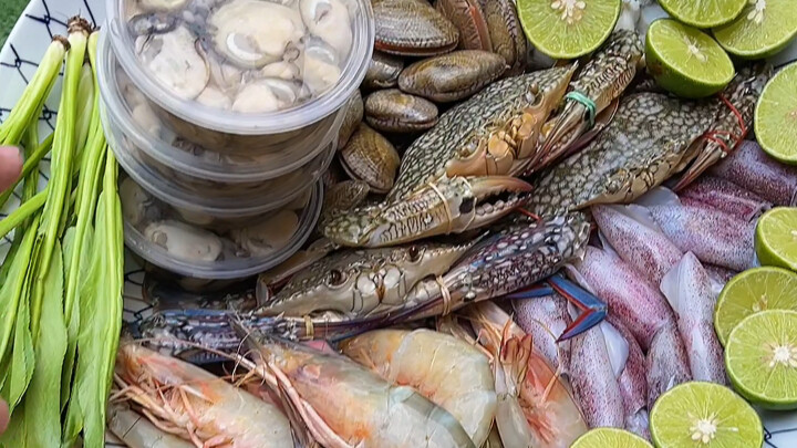 อาหารไทย: สลัดทะเลรสเปรี้ยวเผ็ดสไตล์ไทย รวมสารพัดซีฟู้ดจัดเต็ม นั่งอยู่บ้านก็ฟินกับเมนูเทพๆ แบบไทยได