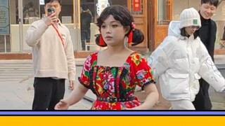 ฉันได้พบกับแชมป์การเต้นเชิงกล Barbie Hu Lilu เธอถ่ายวิดีโอบนถนนและเต้นด้วยทักษะการเต้นที่ยอดเยี่ยม