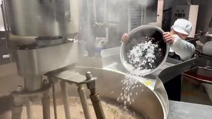 Zhou Da Qian Hot Pot Base Factory Sautéing Heart-Shaped Hot Pot Base