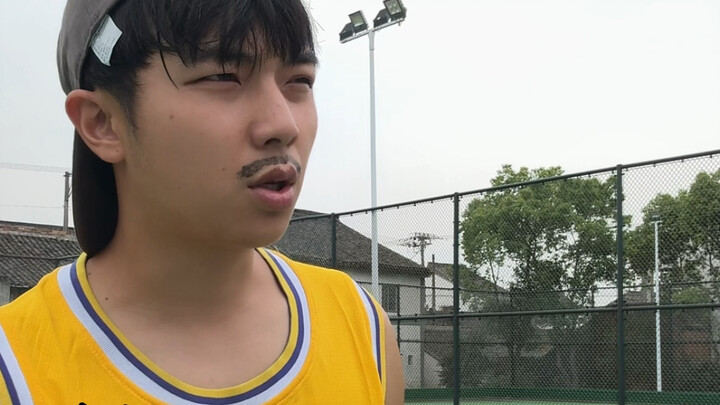 Chơi bóng với mấy chú lớn tuổi phải đặc biệt cẩn thận an toàn!