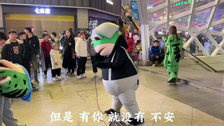 步行街偶遇蒙面蛙王，一首«这就是爱»彰显ikun实力！！！