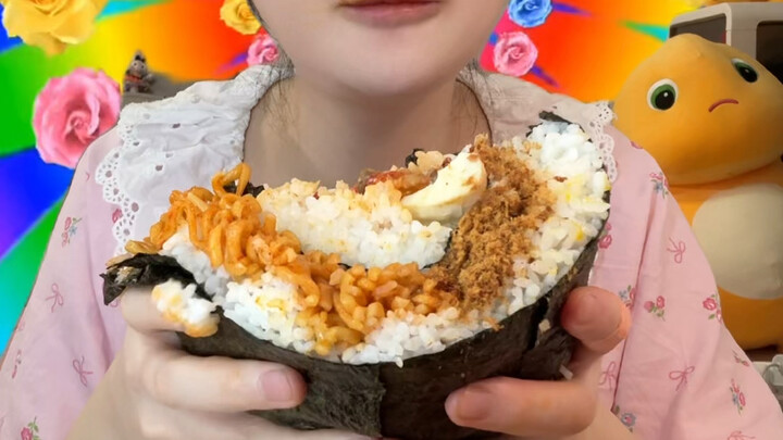 【Xiao Shi Nai Xiong】Hari ini menemukan lemak, hanya makan dua sushi