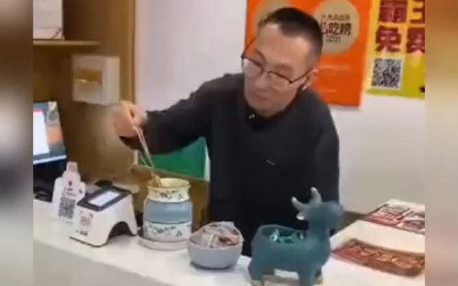 Thanh toán phải thanh toán bằng tiền mặt, vì ông chủ nam giảm giá đó.