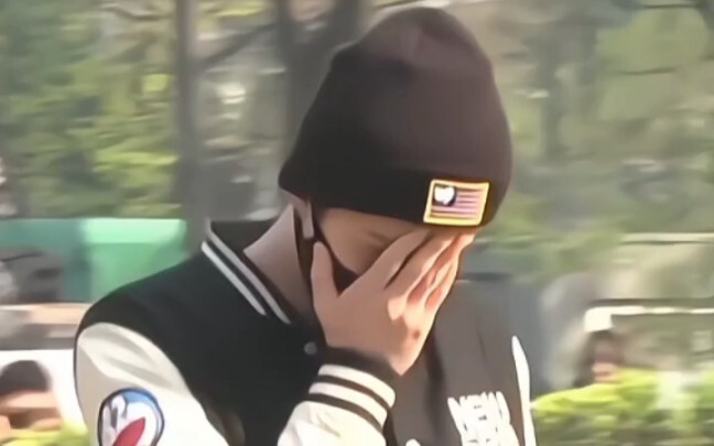 سلسلة إكسو بستة أعضاء بدون مكياج، ها ها...