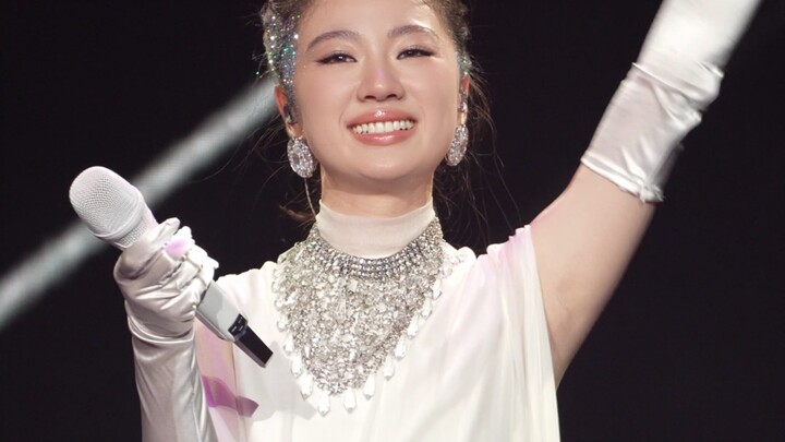 عندما تغني شان يي تشون في الحفل، تشعر وكأنها "صديقتُي المقربة نجمة كبيرة". المعجبون يطلبون منها أن ت