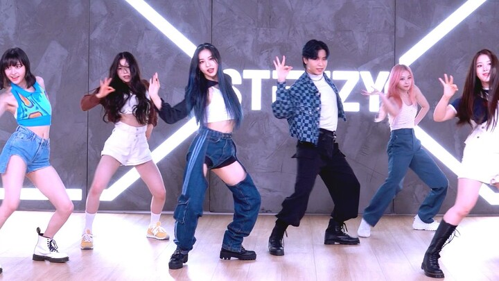 Let’s dance ITZY’s “Not Shy” with JYP’s new girl group NMIXX! 【Ellen and Brian】