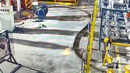 Sebuah ledakan terjadi di dalam sebuah pabrik di Chongqing; seorang pria nekat berlari mendekati dan