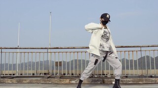 A handsome guy danced to the theme song of Youth With You 3 "We Rock" on the rooftop