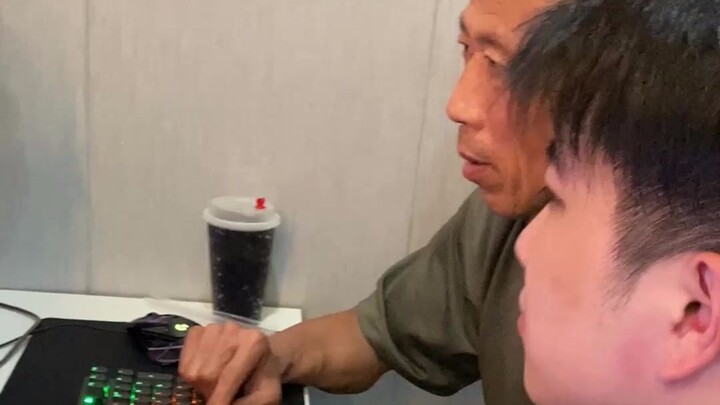 The first time I brought Grandpa Zhou to an esports hotel, I even secretly booked him a gaming compa