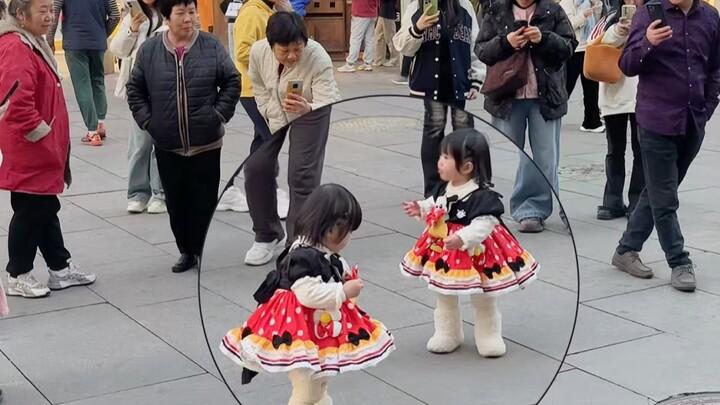 แต่งตัวลูกสาวฝาแฝดเป็นมิกกี้ เมาส์ จนคนมุงแน่นขนัด!
