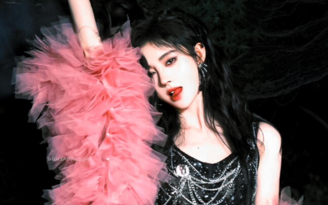 Căng quá! Táo bạo quá đi! Khác hoàn toàn với phong cách trước giờ của cô ấy!