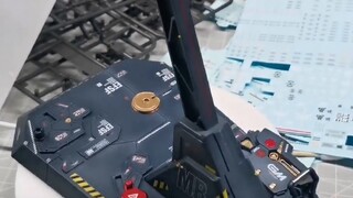 Làm sao một chiếc giá Gunpla rác rưởi lại có thể đẹp trai đến thế? ! !