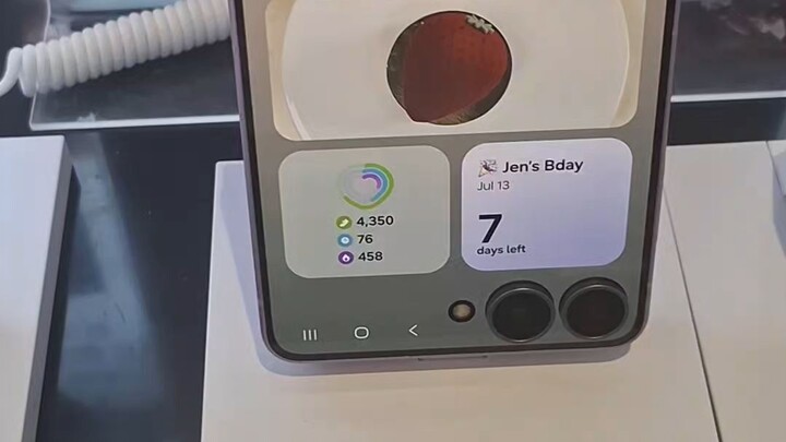 Samsung Galaxy Z Flip8 (External Display)