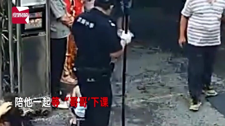 طفلة لطيفة بعمر 3 سنوات تنتظر أخاها أمام مدرسته وحدها على مقعد، وعندما رآها الشرطي حملها وانتظرا معا