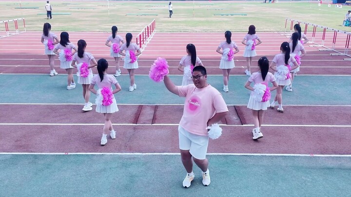 Ada orang yang memang lahir untuk jadi pusat perhatian.