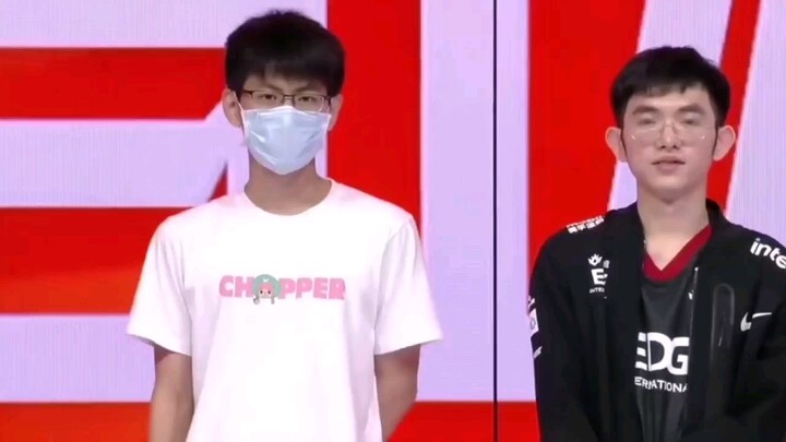 “Khoảnh khắc kinh điển trong buổi phỏng vấn LPL: ‘Chỉ mong anh ấy sống khỏe mạnh’”