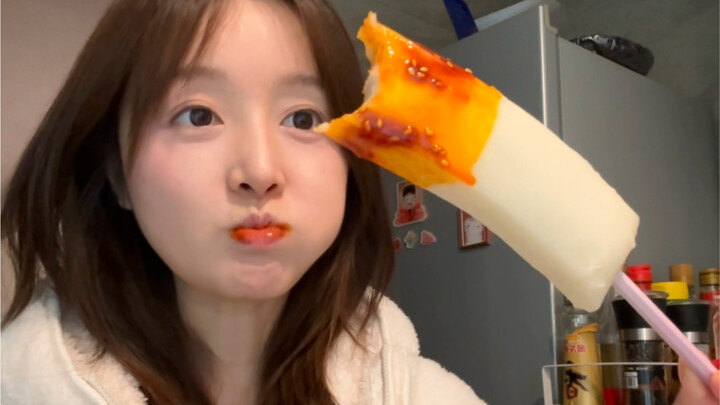 Kue beras dicocol saus mi kalkun!!!