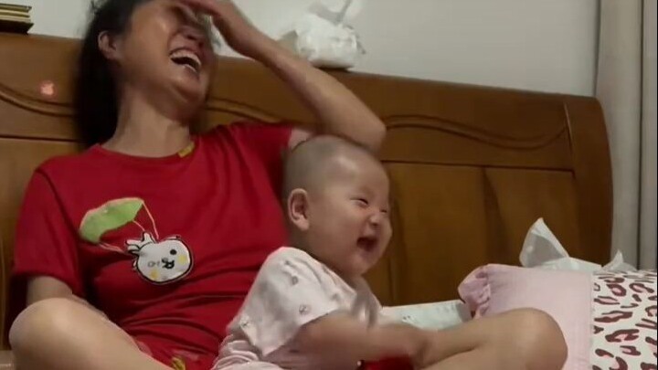 เสียงหัวเราะสดใสของลูกน้อยวัยห้าเดือนกว่า รู้สึกเหมือนเส้นลมปราณที่เคยติดขัดถูกทำให้โล่งโปร่งไปหมดเล