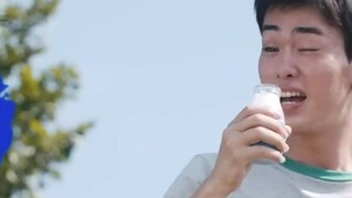 قصة "الضفدع السام والجشع أوي وشيء من Ω2" - الحلقة 01: شاب وسيم يشرب الحليب، وجه أحمر من أكل المعكرون