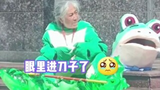 她不知道为什么都要穿青蛙玩偶，只知道这样可以多赚点钱