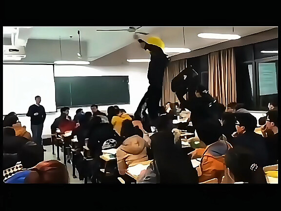 قائد فرقة شاماتي يرقص في قاعة دراسية جامعية