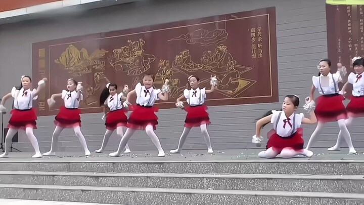 Học sinh tiểu học dễ thương