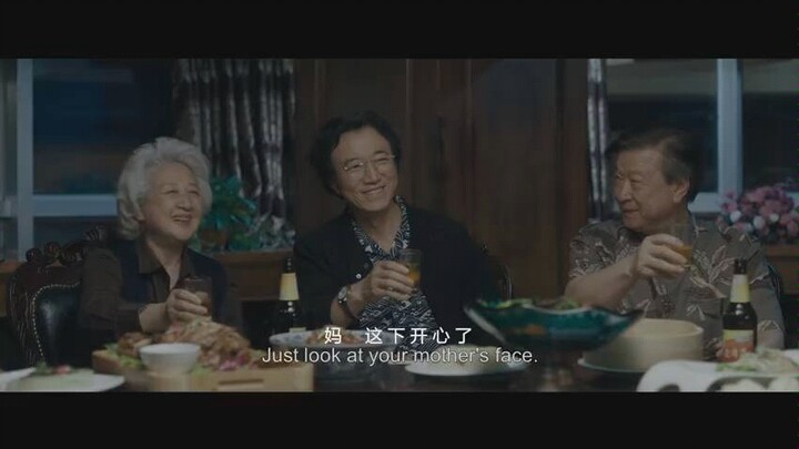 The scene of the Chinese-style family dinner in "The Farewell" is filmed absolutely brilliantly!