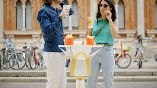 麦当劳限量版外卖袋，可以秒变餐桌…