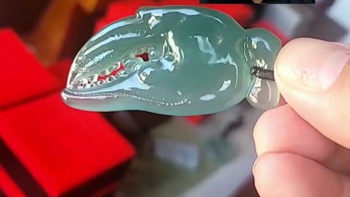 Móng cua đắt nhất thế giới