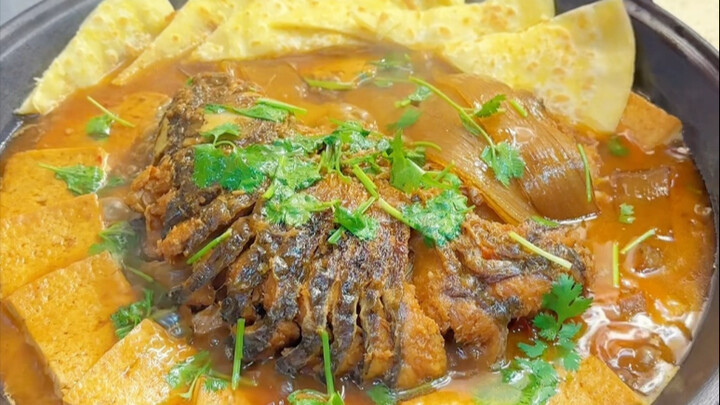 Anak-anak di rumah ingin makan ikan, jadi ibuku, yang jago masak, membuat semur ikan dan panekuk. Pa