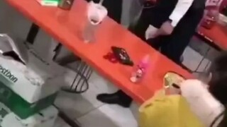 当日本人踩到中国小孩时