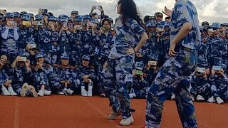 Tarian pertarungan pria dan wanita muncul secara mengejutkan di Kolese Guangling Universitas Yangzho