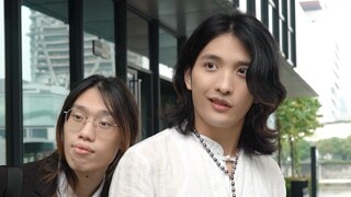 Yang menanam bunga adalah saya, tetapi yang memetiknya bukan saya