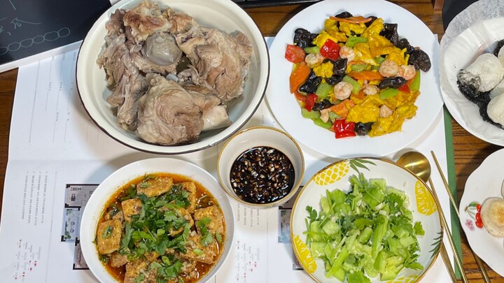 لكن مع نبيذٍ رائع وقمرٍ ساطع، يبقى هذا الجسد شابًا إلى الأبد.