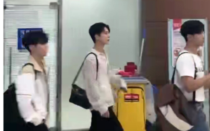 Kak Meimei berjalan dengan anggun, sementara Rong dan Bo yang berjalan bakal bikin orang ketawa samp