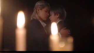 كنت سأسحبك إلى الجحيم، لكنني وقعت في حبك بدلاً من ذلك