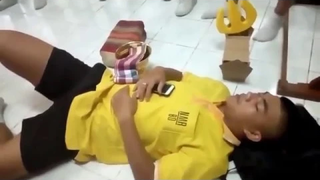 แกล้งเพื่อน นี่หลับ หรือ ตาย อย่างฮา