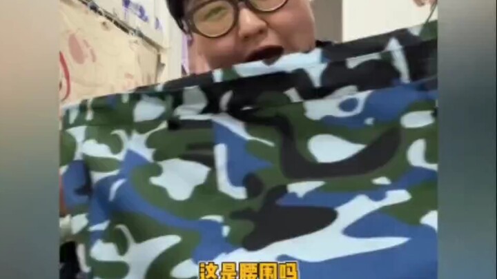 Military uniform style tackling size anxiety: oversized top, overloose pants