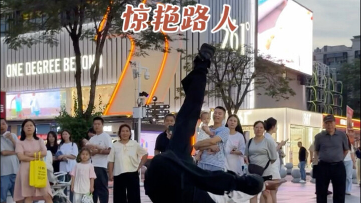 “两小伙街头社牛跳街舞，这也太帅了吧”小章先生太猛了 活力四射#灵魂舞者 #街舞 #高难度动作 #舞台无处不在