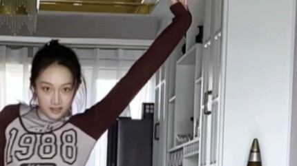 Bạn vẫn phải nhìn vào cô giáo chủ nhiệm lớp cấp 3... NewJeans【Hype Boy】