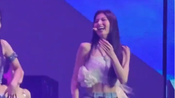 湊崎滑倒尖叫 子瑜還唱到笑場笑死