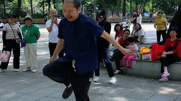 ไม่คิดเลยว่าในสวนสาธารณะจะมีเซียนแบบนี้ด้วย ลุงเต้นได้เทพสุดๆ เลย!