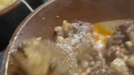 Seorang pria pergi makan hot pot dan memesan daging sapi berkulit. Setelah matang, tampilannya mirip