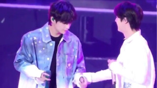 [BTS] Anh chàng J-Hope phát hiện khóa quần chưa kéo hết liền báo cho Taehyung, chú gấu ngố ngơ ngác 